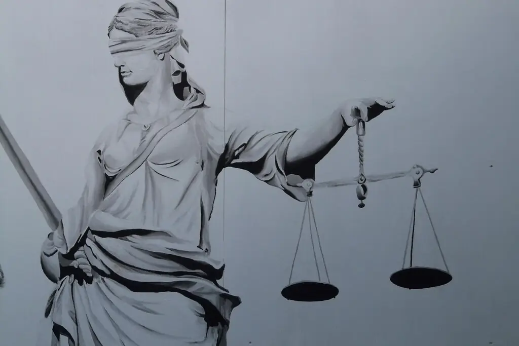 Statua della Giustizia con la bilancia