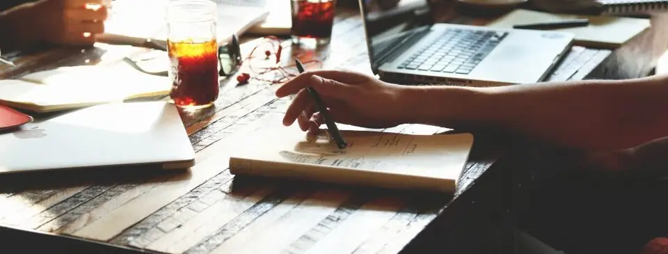 Appunti e portatile su un tavolo di lavoro durante un incontro